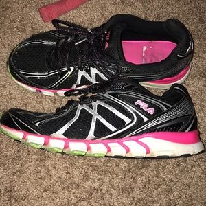 ✨FILA Memory Foam Tennis Shoes✨